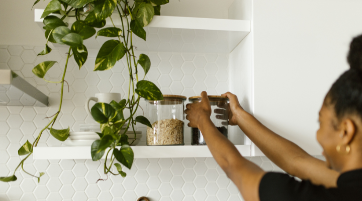Como organizar o armário da cozinha de forma prática?